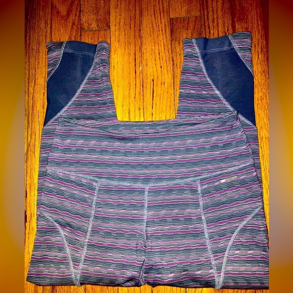 3/$40 Mondetta XS grey and pink Capri leggings with mesh insert